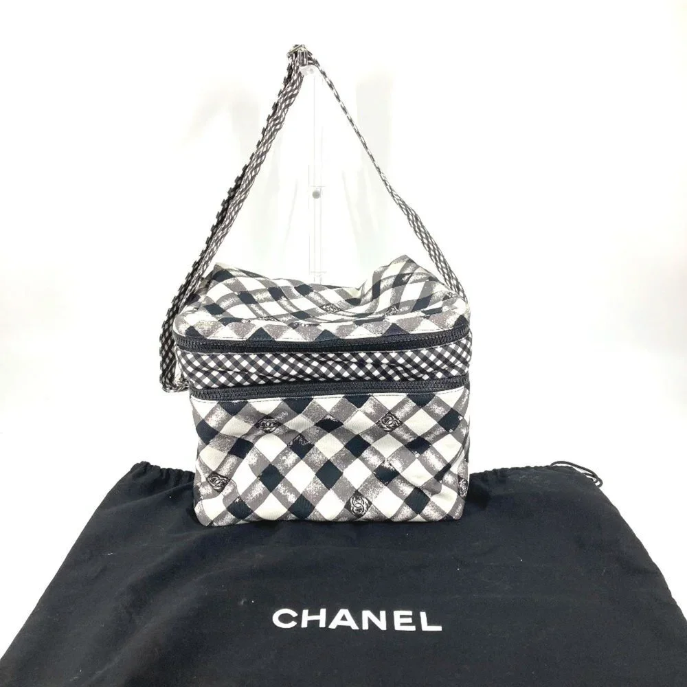 CHANEL White Shoulder Bag
